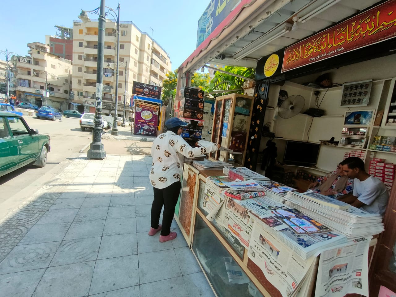 أميرة زنباع     "سيدة العجلة".. حكاية "أم منة" ديلفري الجرائد في البحيرة 