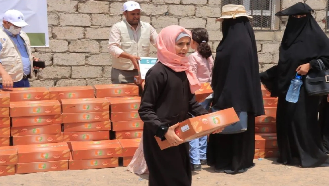 سلمان للإغاثة يوزع آلاف من كراتين التمر باليمن