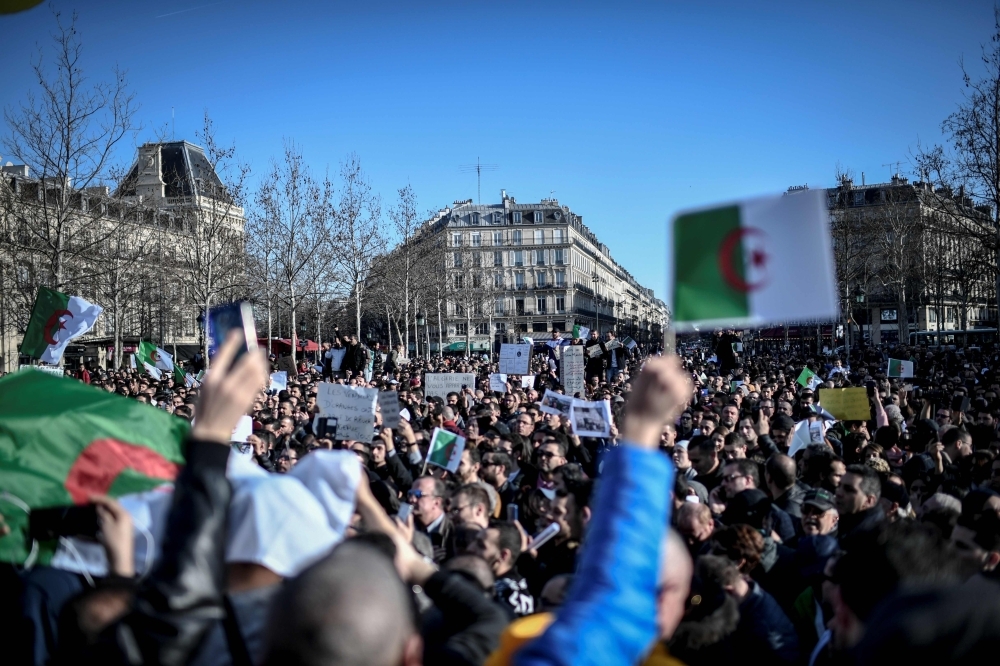 الشرطة الجزائرية تفرّق المحتجين بغاز الدموع