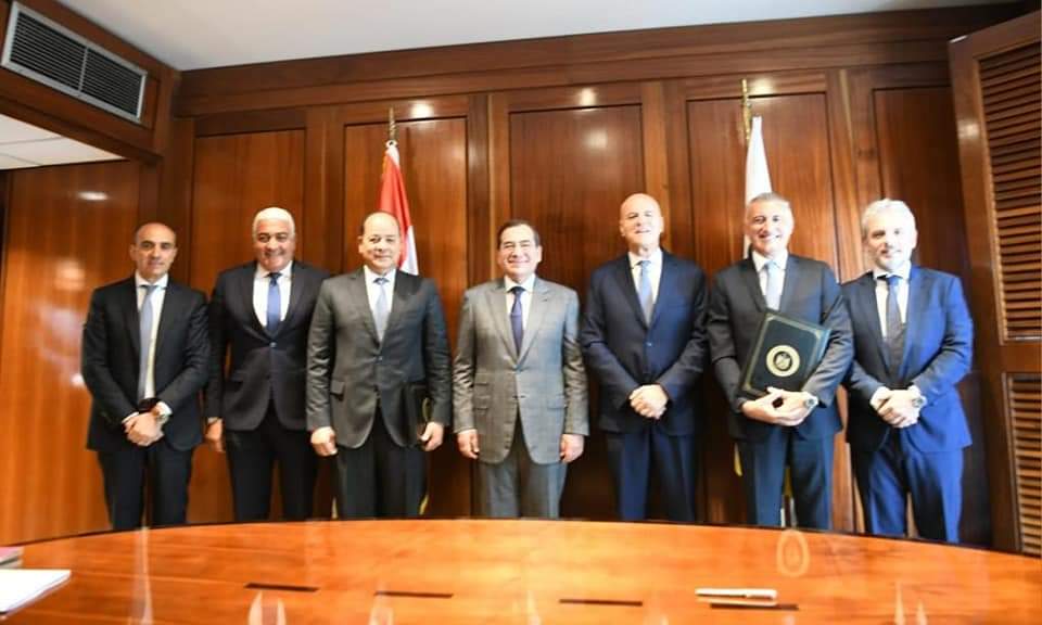 الملا ورئيس أيني الإيطالية يوقعان مذكرة تفاهم حول البترول بين البلدين