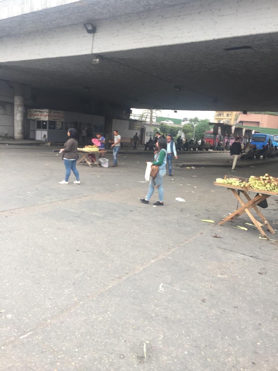 "أرصفة مكسورة.. انتشار القمامة والباعة الجائلين.. تكدس الركاب".. إهمال موقف عبدالمنعم رياض