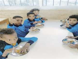 بنك الطعام يوفر وجبات ساخنة للتلاميذ فى مدارس البحر الأحمر.