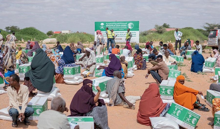 مركز الملك سلمان للإغاثة يوزع مساعدات إيوائية وسلال غذائية للمتضررين من الجفاف في الصومال