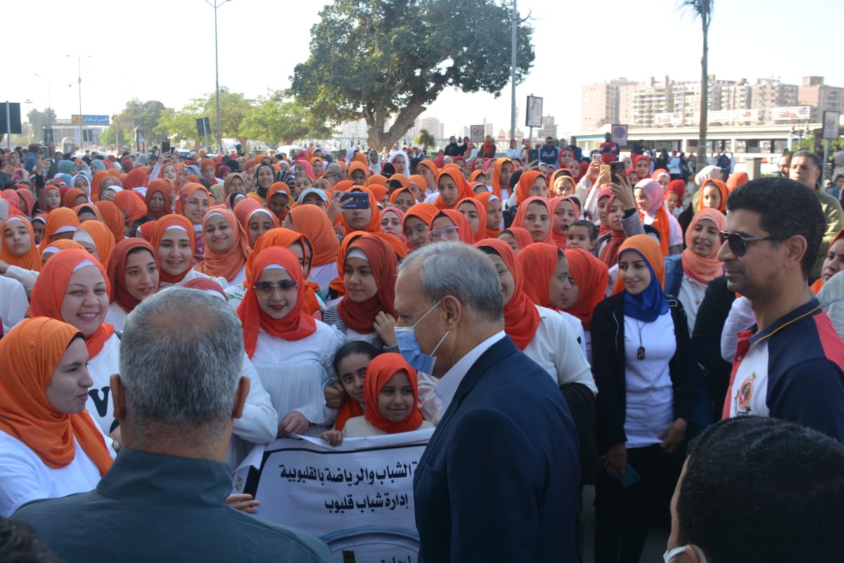 محافظ القليوبية يتقدم مسيرة الشباب والرياضة لمناهضة العنف ضد المرأة