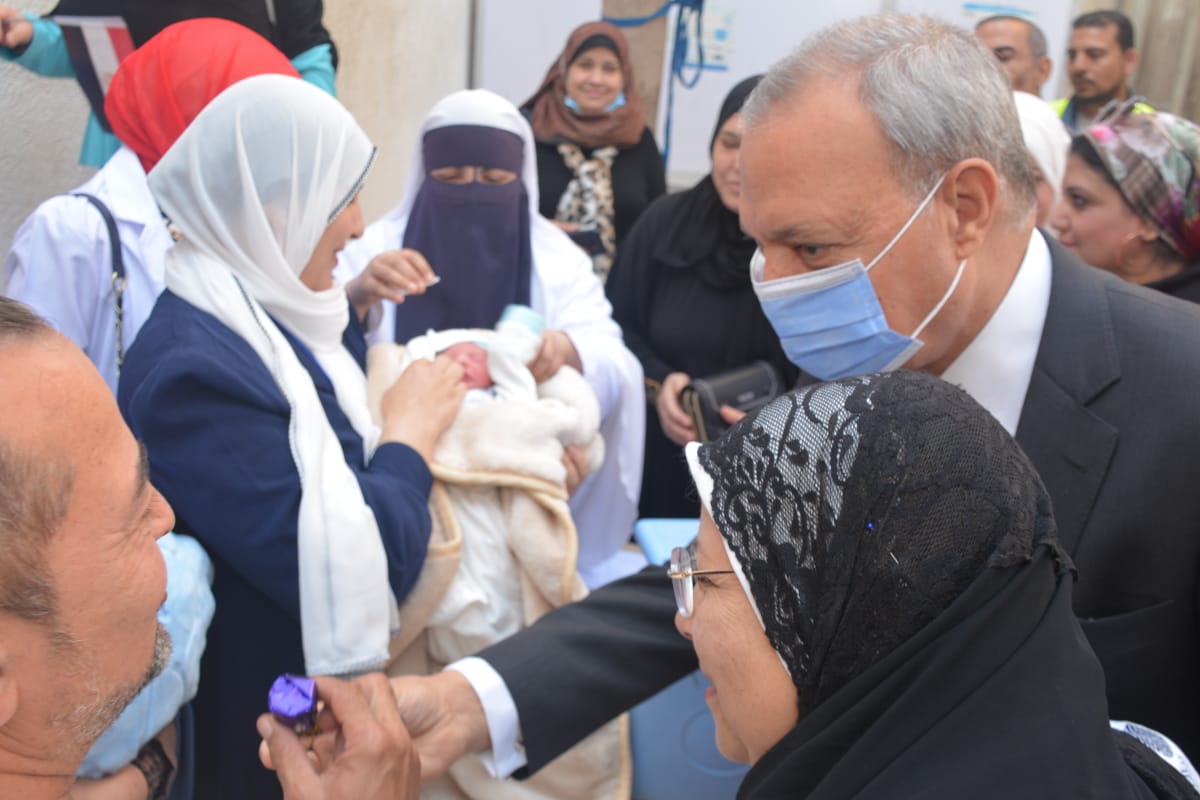 بالصور: محافظ القليوبية يدشن حملة التطعيم ضد شلل الاطفال بالمركز