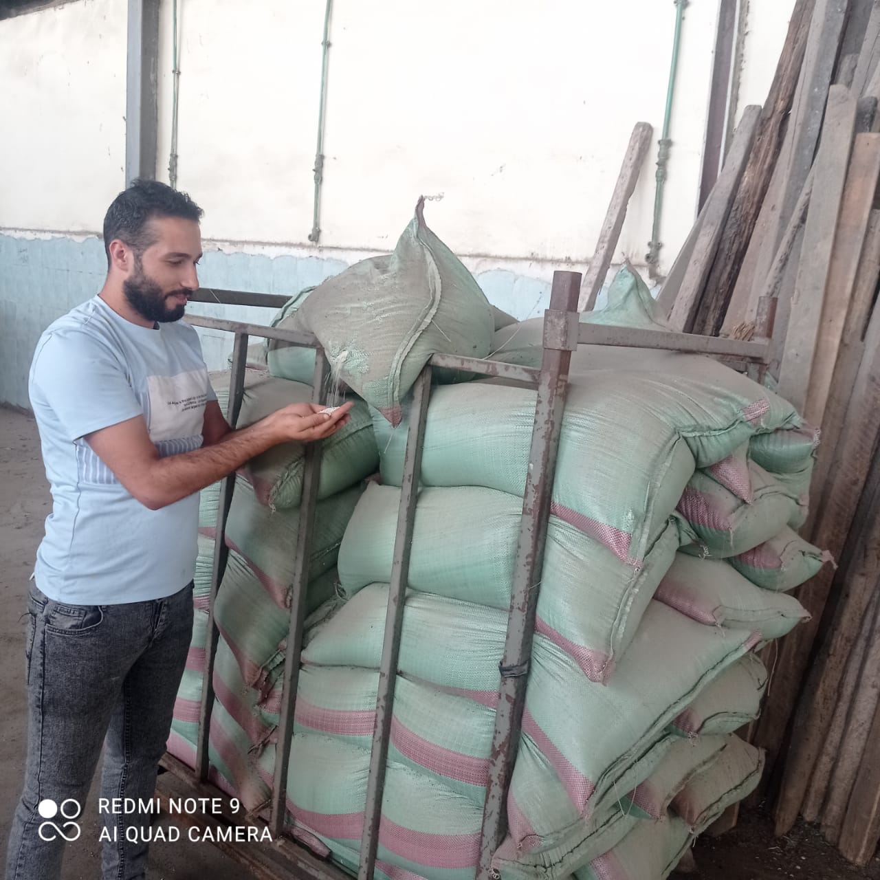 البحيرة... ضبط طن أرز أبيض مجهول به حشرات حيه و43 الف علبة سجائر قبل بيعهم بالسوق السوداء