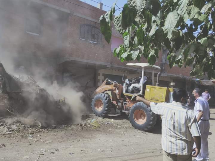 تنفيذ الموجة 18 لإزالة التعديات على الأرض الزراعية وأملاك الدولة بمدينة بنها والقناطر الخيرية