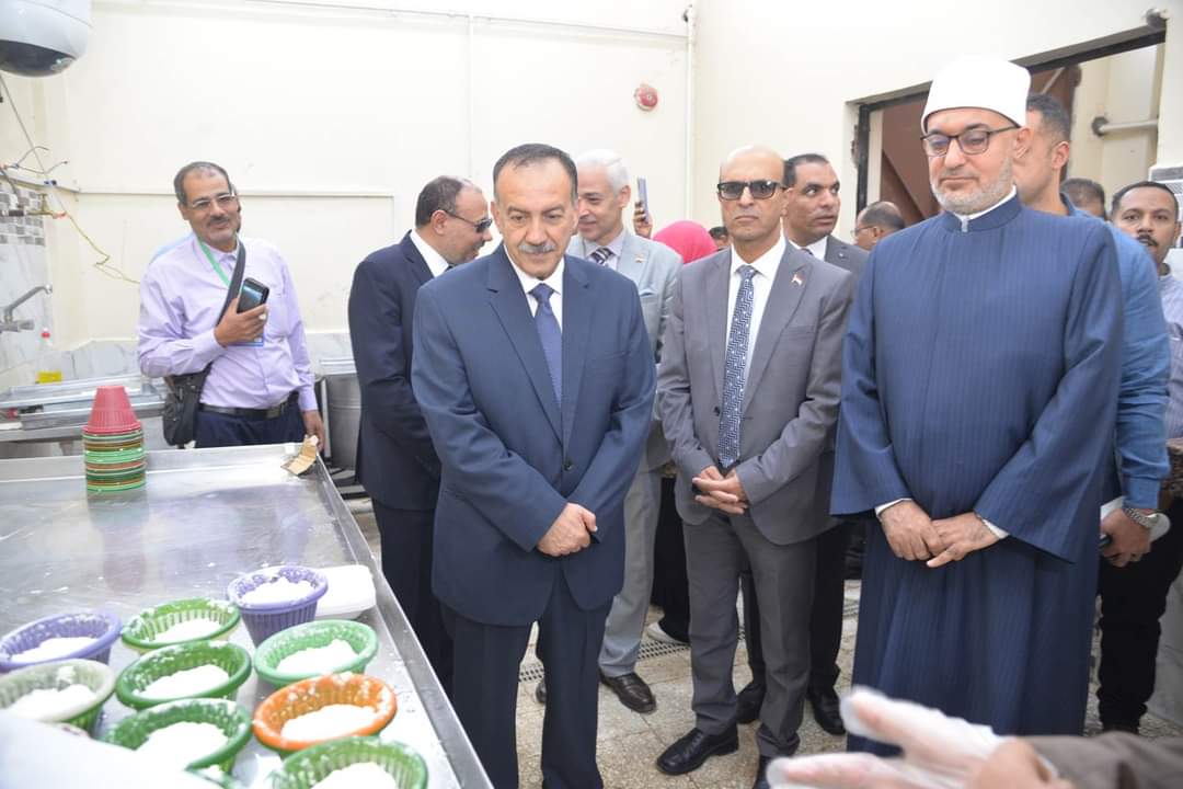 مفتي الديار المصرية ومحافظ أسيوط يتفقدان وحدتي تصنيع منتجات الألبان بجامعة الأزهر 