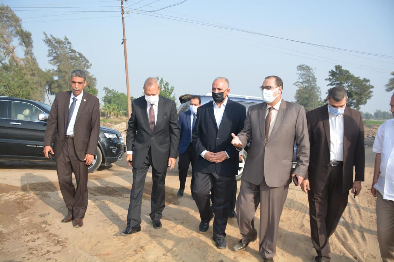 عبد العاطى والهجان يتفقدان مشروعات الرى الحديث وتأهيل المساقى بمحافظة القليوبية