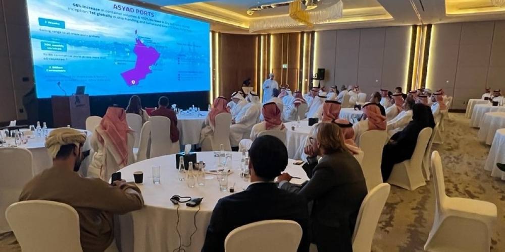 سلطنة عمان تستعرض فرص الاستثمار في القطاعات اللوجستية مع عدد من المستثمرين
