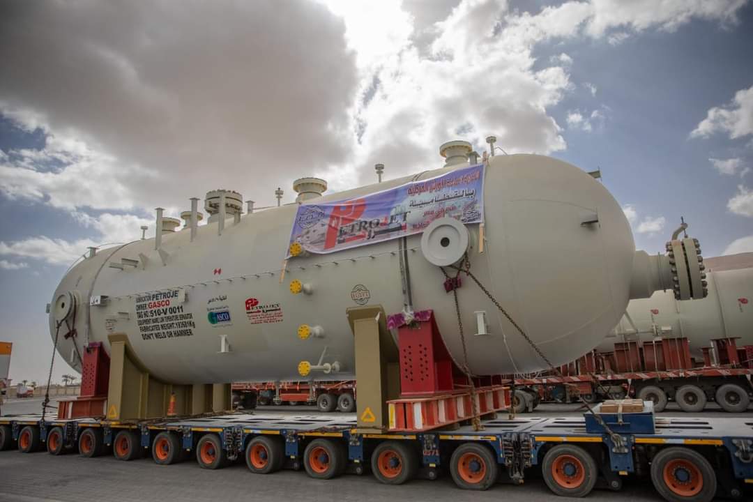 وصول أبراج تقطير للغاز لميناء الأدبية لنقلهم لمجمع غازات الصحراء الغربية