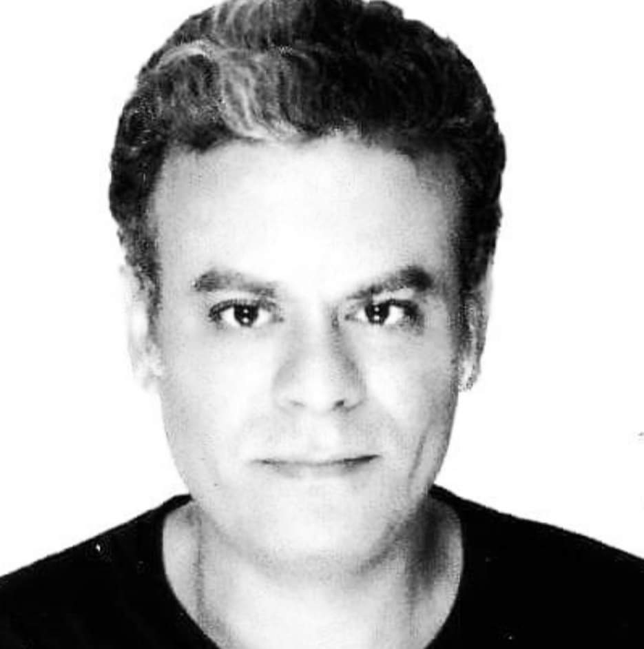 على رأسه ريشه