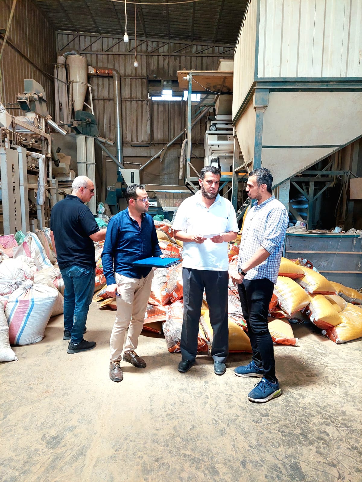 ضبط 15طن أسمده زراعية وأعشاب مجهولة المصدر بالبحيرة