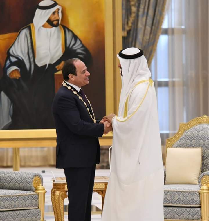 بالصورة.. الإمارات تقلد الرئيس السيسي وسام زايد