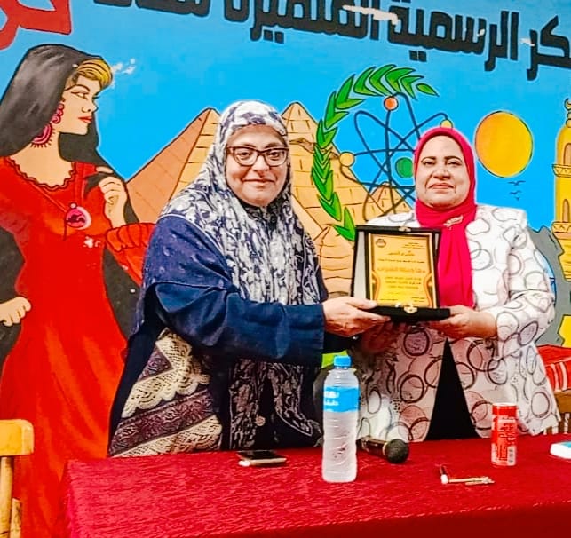 وكيل تعليم القناطر الخيرية...تكرم ابنة البطل جمعة الشوان بمناسبة انتصارات أكتوبر المجيد