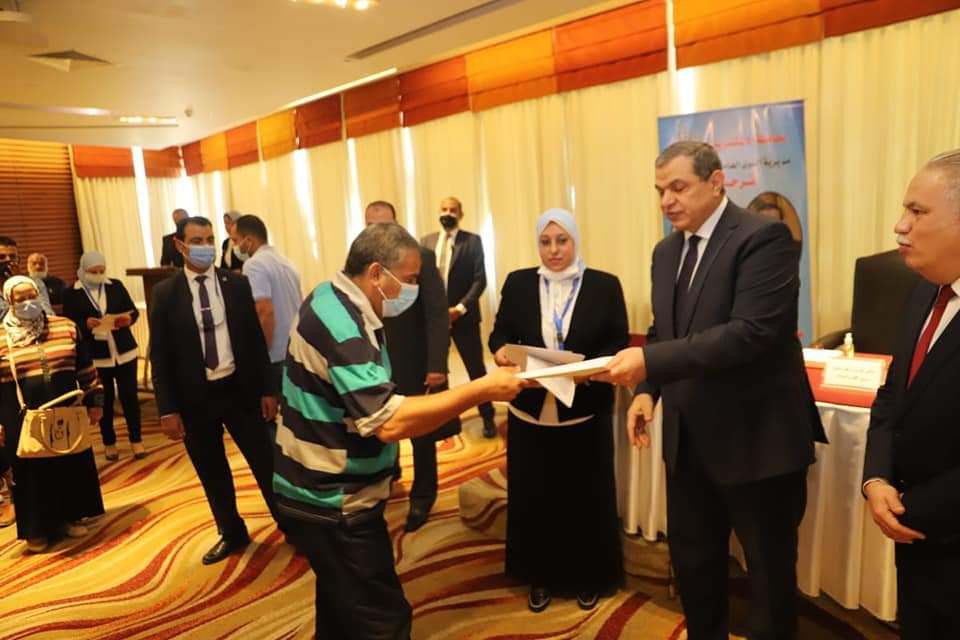 وزير القوى العاملة يسلم 114 عقد عمل لذوي الهمم والعزيمة بالإسكندرية