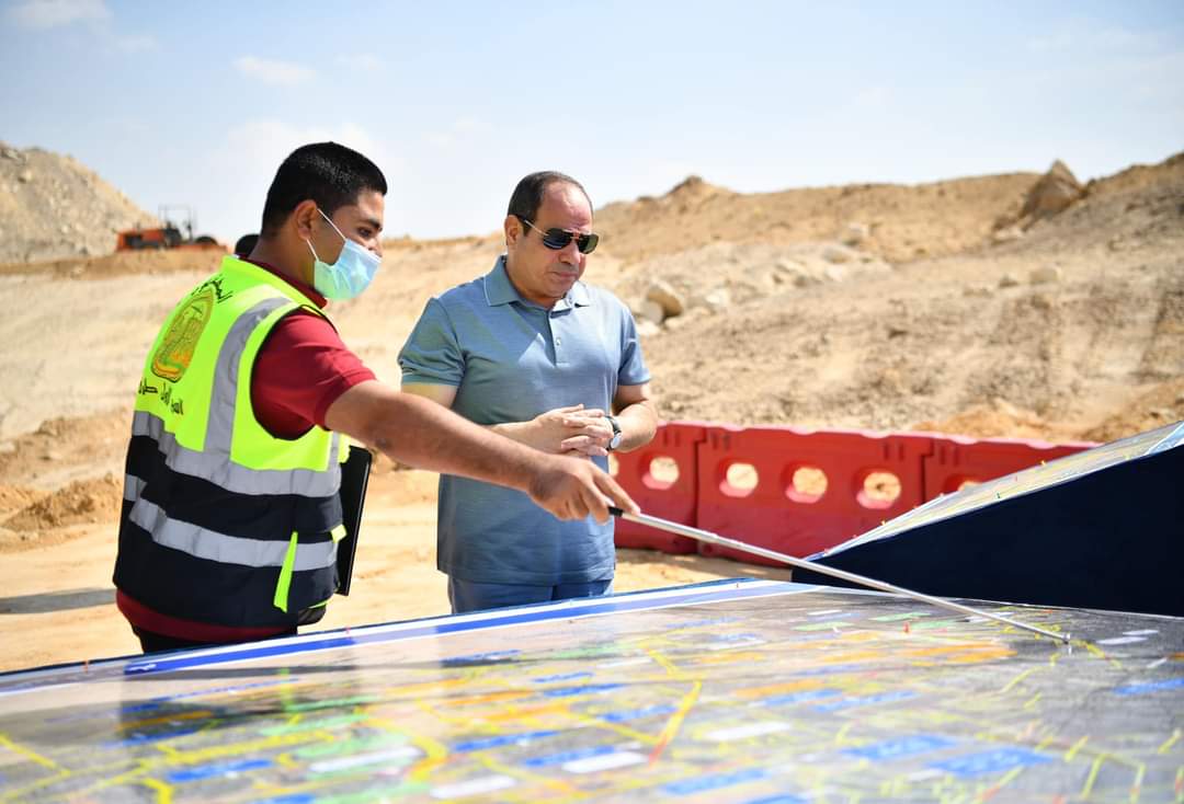 الرئيس السيسي يتفقد الاعمال الإنشائية لعدد من المحاور الرئيسية
