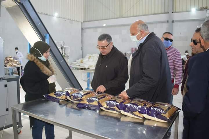 يضم مصانع ملابس ومواد غذائية... محافظ البحر الأحمر يتفقد المجمع الصناعي بعد بدء تشغيله بالغردقة 