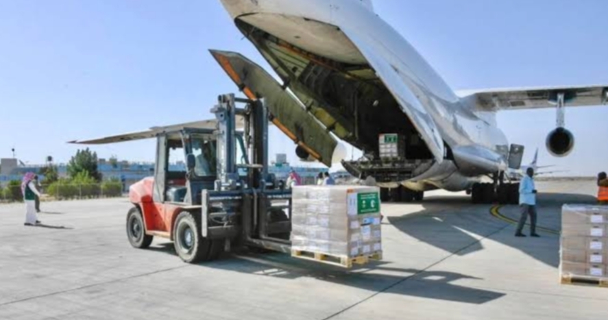 تحمل 30 طنًا من السلال الغذائية والمواد الطبية...وصول الطائرة الإغاثية( ١١)ضمن الجسر الجوي السعودي لمساعدة الشعب السوداني