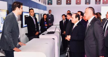 السيسى يتفقد الجناح الاقتصادى على هامش ملتقى الشباب العربى والأفريقى بأسوان