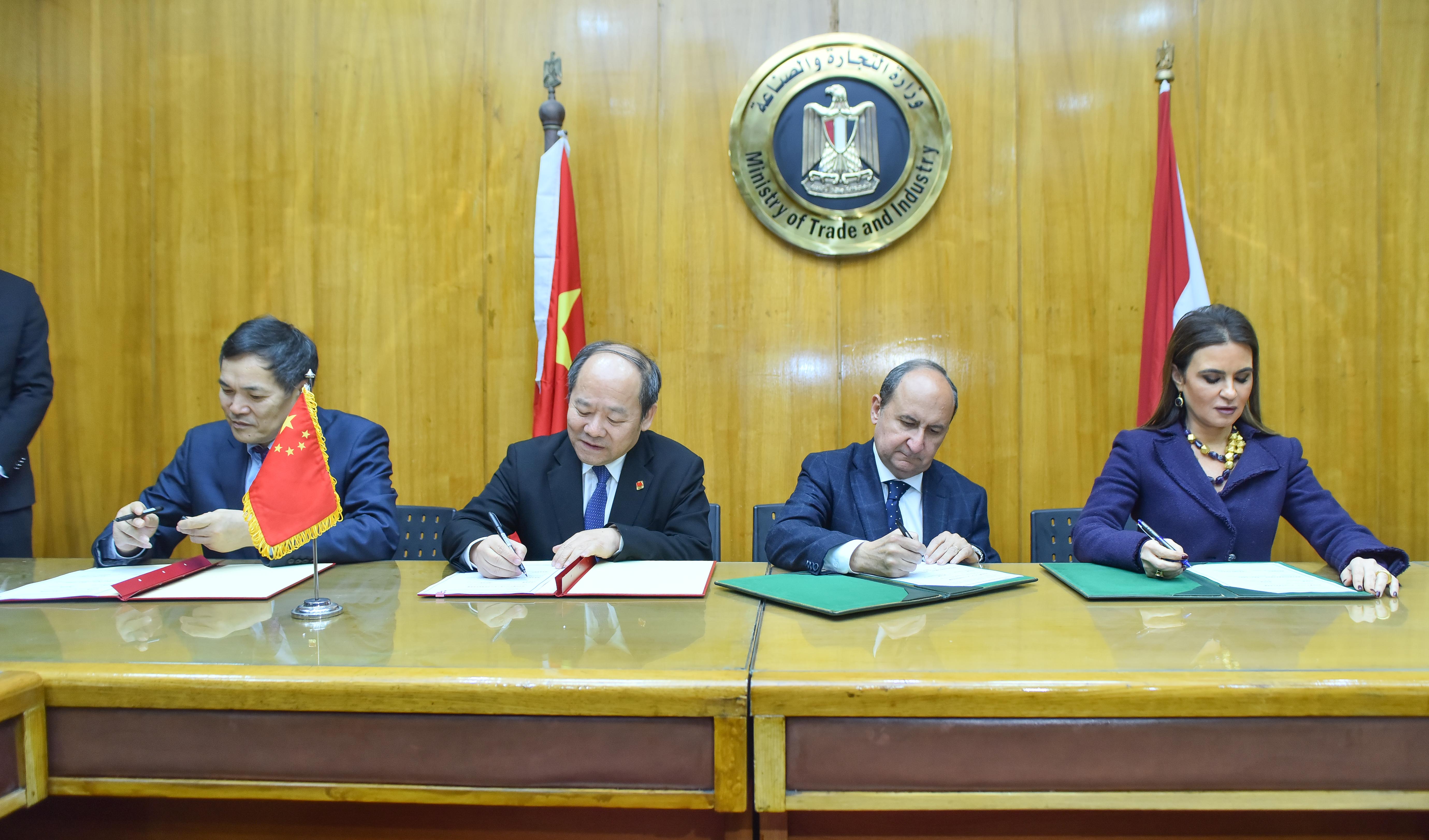 وزيرا التجارة والصناعة والاستثمار والتعاون الدولى يترأسان الاجتماع الوزاري الثالث للجنة رفع القدرات الانتاجية بين مصر والصين
