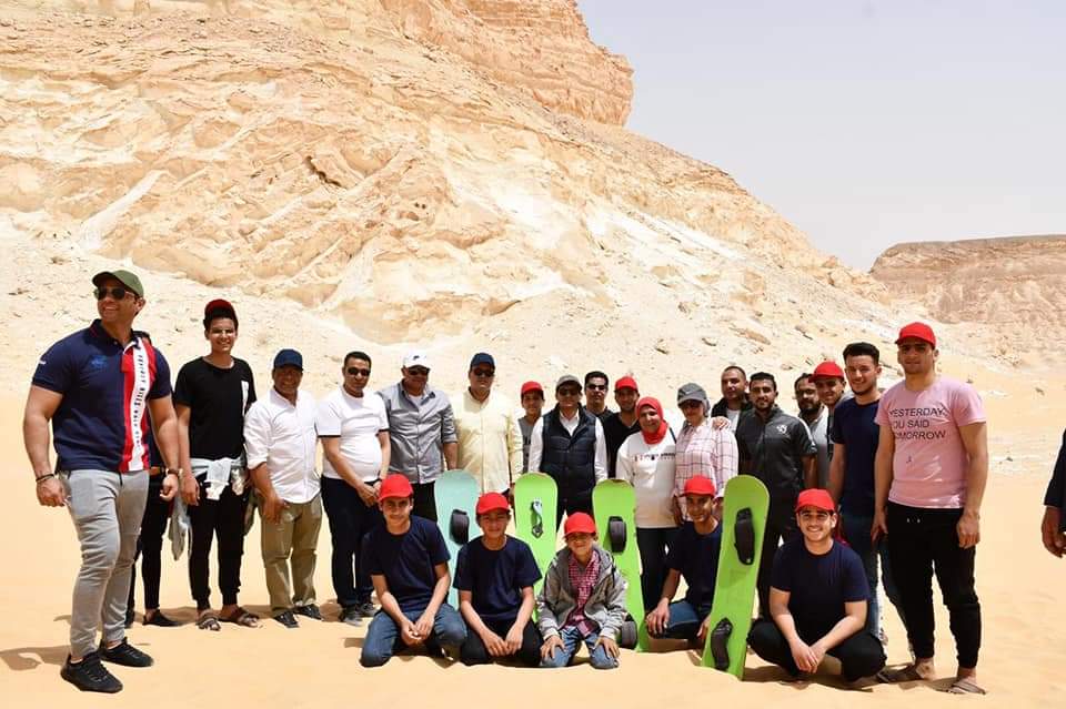 وزير الرياضة يشهد مسابقات التزلج على الرمال في مستهل زيارته للواحات البحرية 