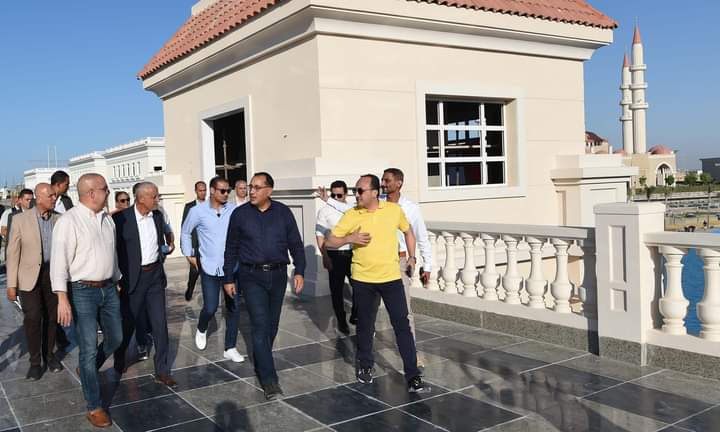 بالصور..مدبولى يتابع أعمال تنفيذ منطقة أبراج "الداون تاون" التى تنفذها شركة "CSCEC" الصينية لصالح هيئة المجتمعات العمرانية الجديدة من الدور الـ 32.. وجولة موسعة بمدينة الفنون 