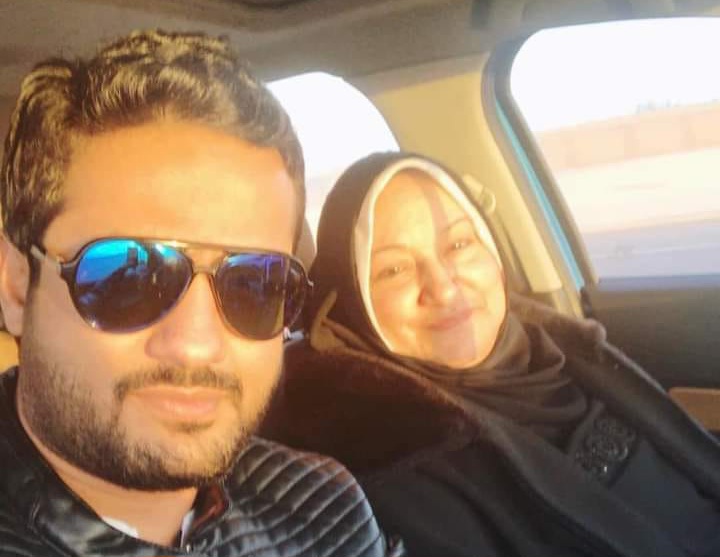 "مش قادر أعيش بعد وفاة أمي".. تشييع جثمان الفنان المصري الشاب أحمد قنديل الذي رحل حزنًا على والدته