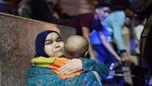 لحظة انفجار معهد الاورام واحتضان الام لابنها عبد الرحمن