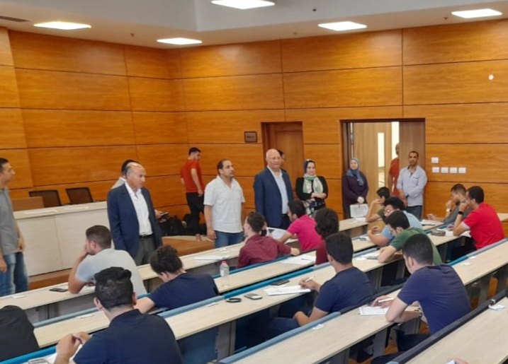 رئيس جامعة بنها يواصل تفقد سير الامتحانات بالجامعة الأهلية بالعبور