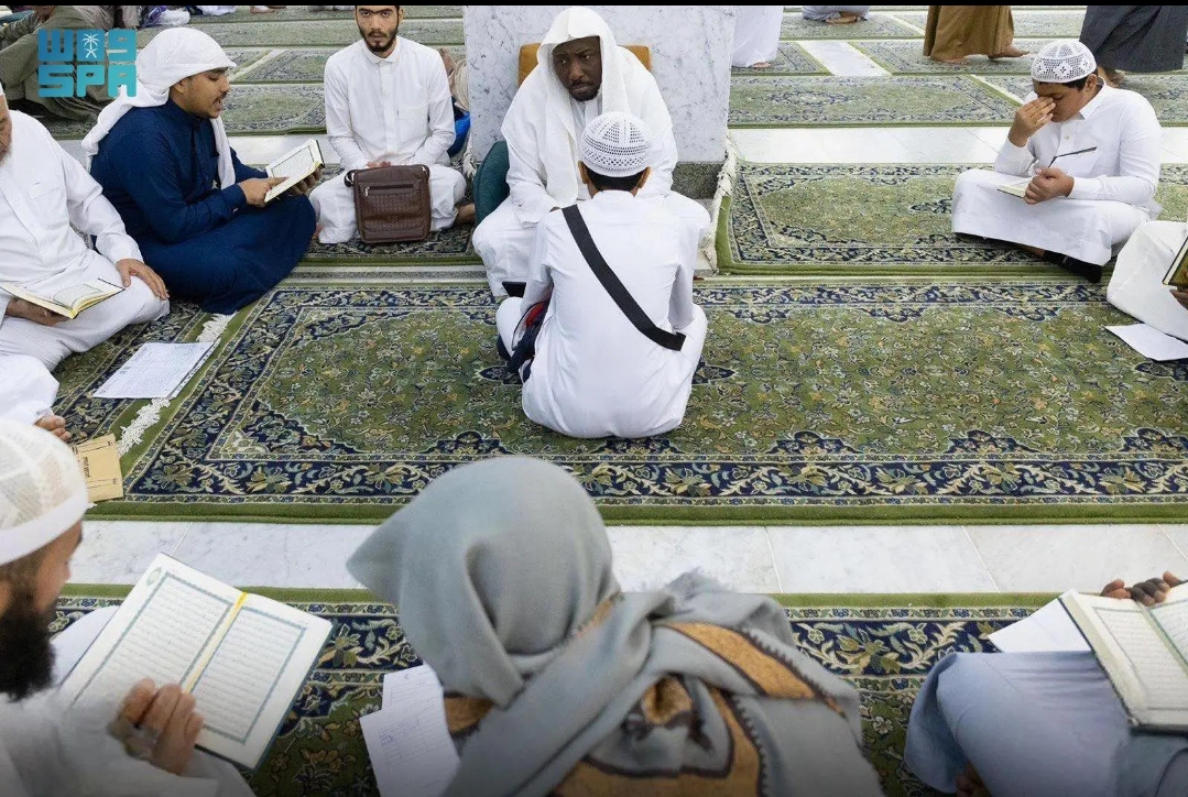 الشؤون الدينية للحرمين الشريفين تكثف برامج حلقات القرآن في العشر الأواخر من شهر رمضان