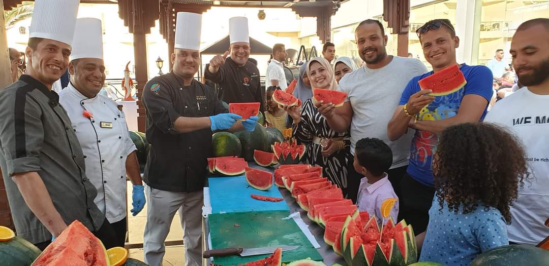 مهرجان البطيخ على شواطى على احدى فنادق الغردقة لتشجيع السياحة