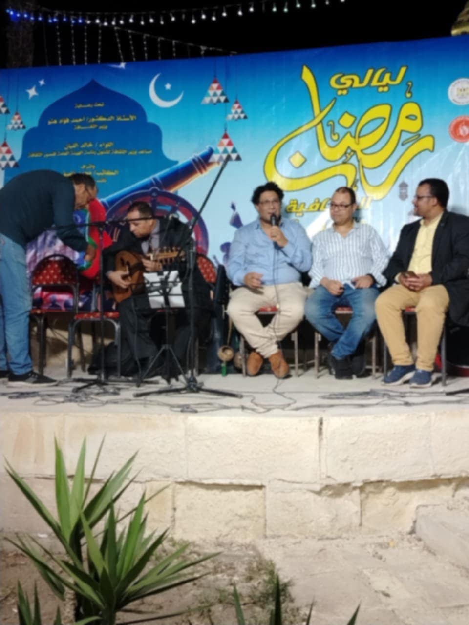 بالصور : جمهور الحديقة الثقافية يحتفي بمسرحية الزناتي