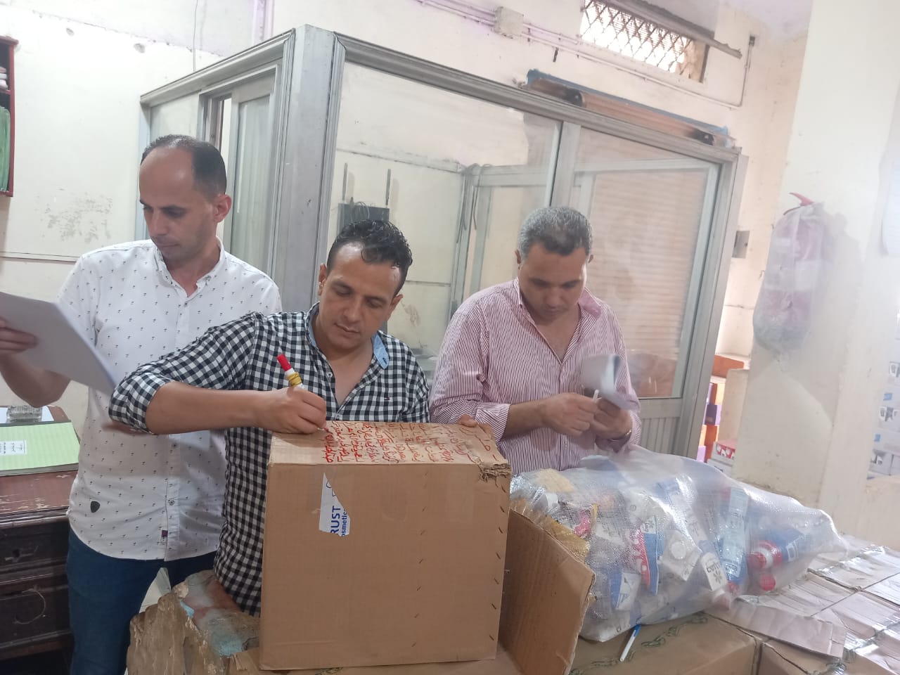 ضبط 30 طن أعلاف مغشوشة داخل مصنع بدون ترخيص بالبحيرة 