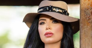 قبل لقاء "هوجان".. عبير صبرى فى جلسة تصوير وسط الخضرة والزهور