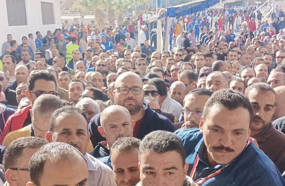 حشود كبيرة من الناخبين عمال البترول في لجان الانتخابات برأس شقير بالبحر الأحمر 