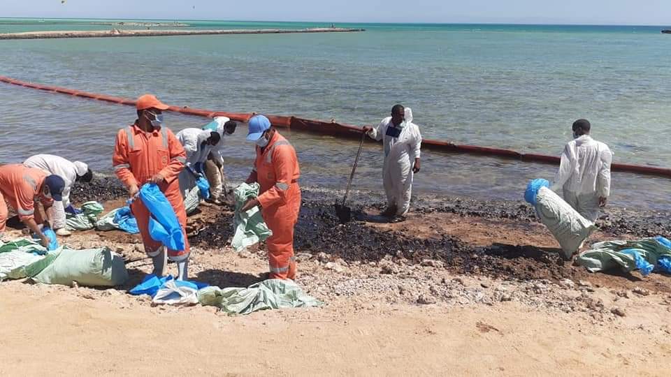 وزيرة البيئة تتابع أعمال مكافحة التلوث الزيتى شمال مدينة الغردقة