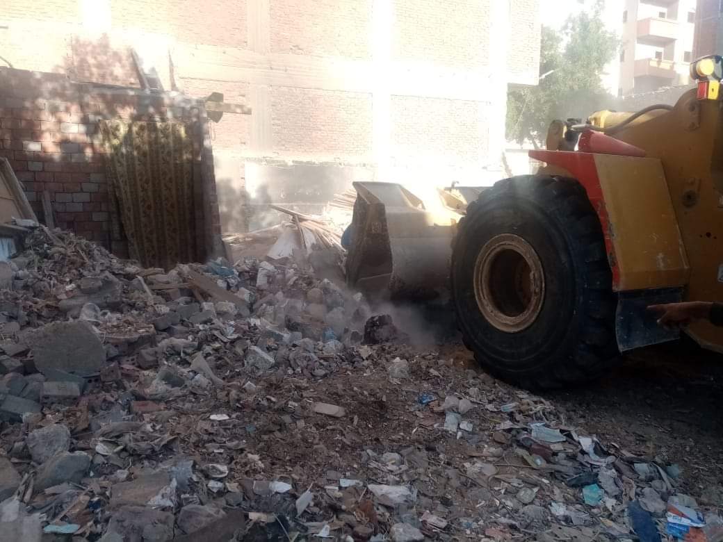 إزالة فورية لتعديات على أرض ملك الدولة بالغردقة | صور