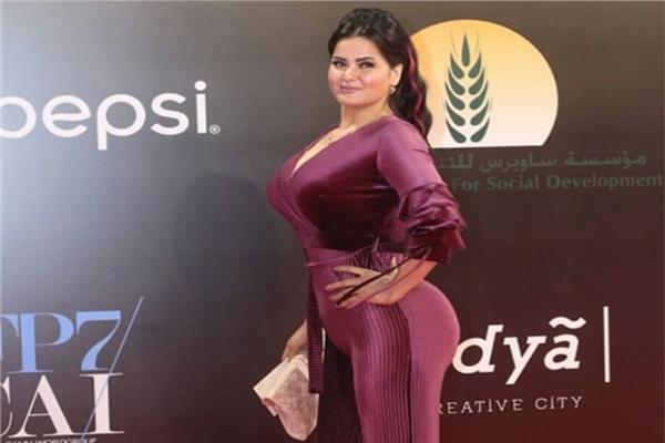 سما المصري تهاجم فستان رانيا يوسف بمهرجان القاهرة السينمائي الدولي