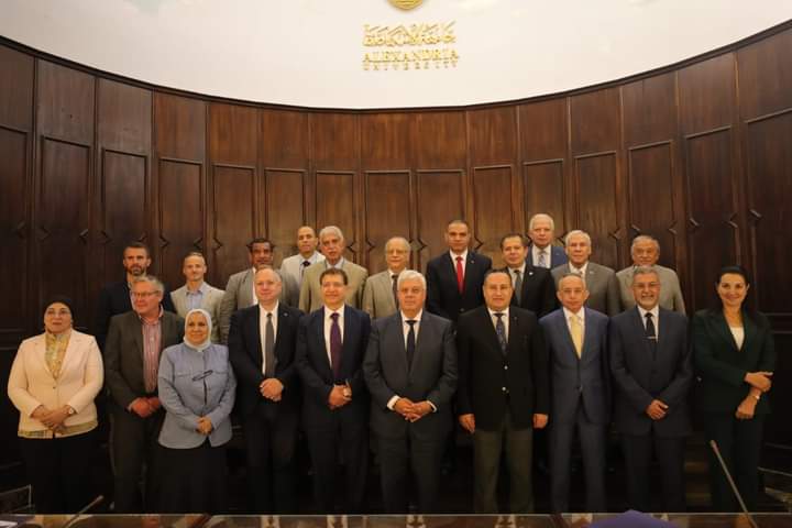 تنفيذًا لمبادئ وأهداف الاستراتيجية الوطنية للتعليم العالي والبحث العلمي..عبد الغفار يشهد توقيع اتفاقية بنود الخطة التنفيذية لإنشاء الدرجات المزدوجة بين جامعتي الإسكندرية والإسكندرية الأهلية وجامعة إيست لندن البريطانية