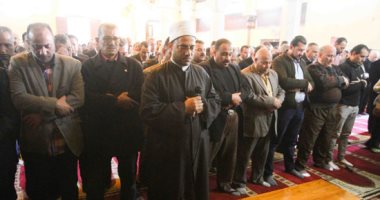 المئات يؤدون صلاة الجنازة على الراحل إبراهيم سعدة بمسجد عمر مكرم بالتحرير