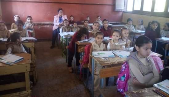 مدير تعليم القليوبية يتابع عددا من مدارس بنها للتأكد من استخدام أساليب التعلم.