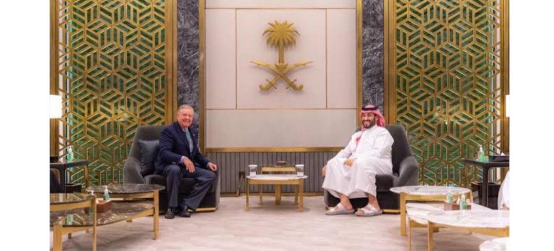 سمو ولي العهد يجتمع مع عضو مجلس الشيوخ الأمريكي عن ولاية كارولينا الجنوبية السيناتور ليندسي جراهام