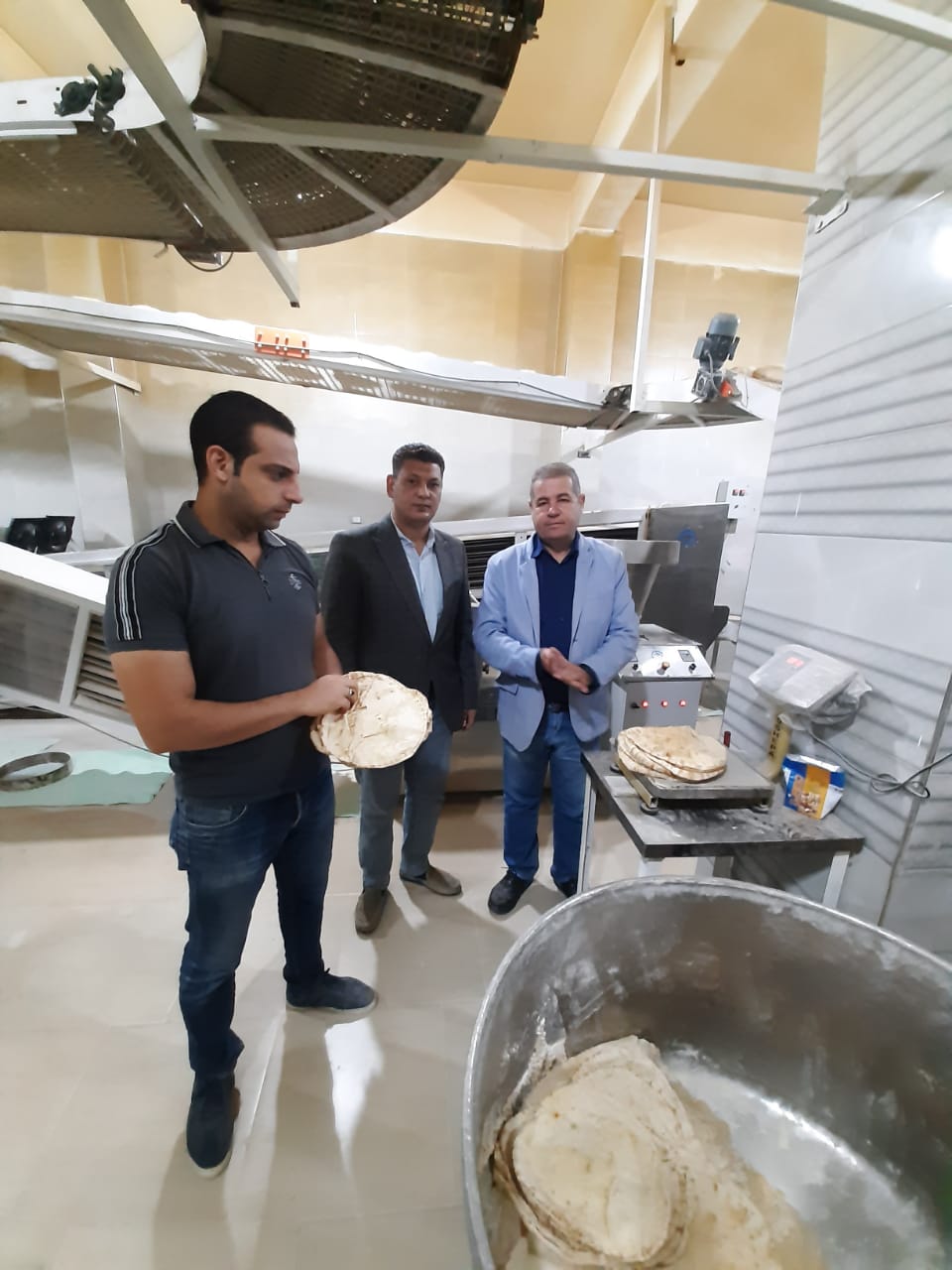 ضبط 10طن مواد خام أعلاف مجهولة المصدر و  75عبوة مبيدات زراعية