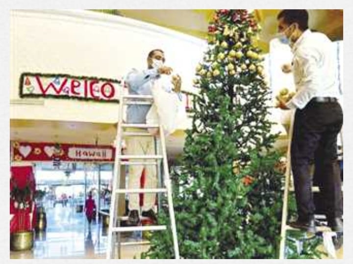 أشجار الكريسماس و«بابا نويل» تزين الغردقة قبل «رأس السنة