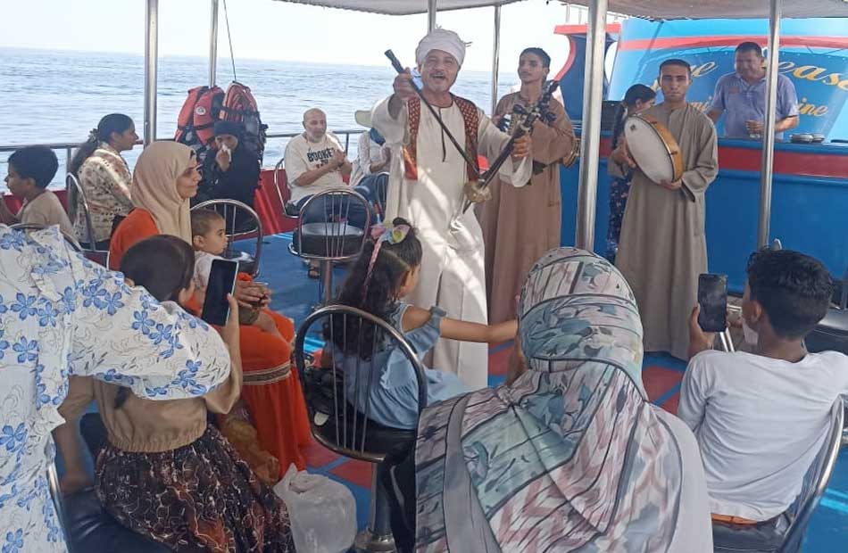 صحة البحر الأحمر تُنظم رحلة ترفيهية بالغواصة لمرضى الأورام بمستشفى الغردقة العام