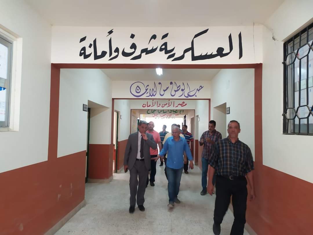 مدير عام إدارة بندر التعليمية يتفقد مدرسة الثانوية العسكرية و تجهيزها المنصة العسكرية 