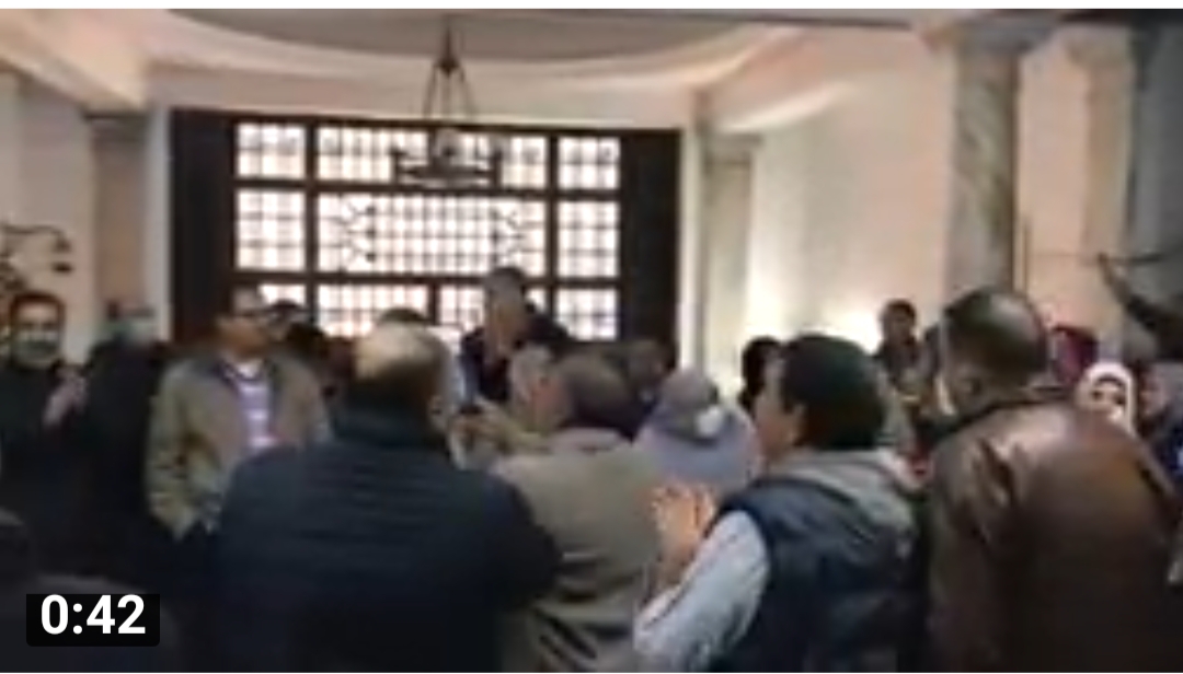 شاهد بالفيديو: مظاهرة العاملين بماسبيرو للمطالبة برحيل حسين زين