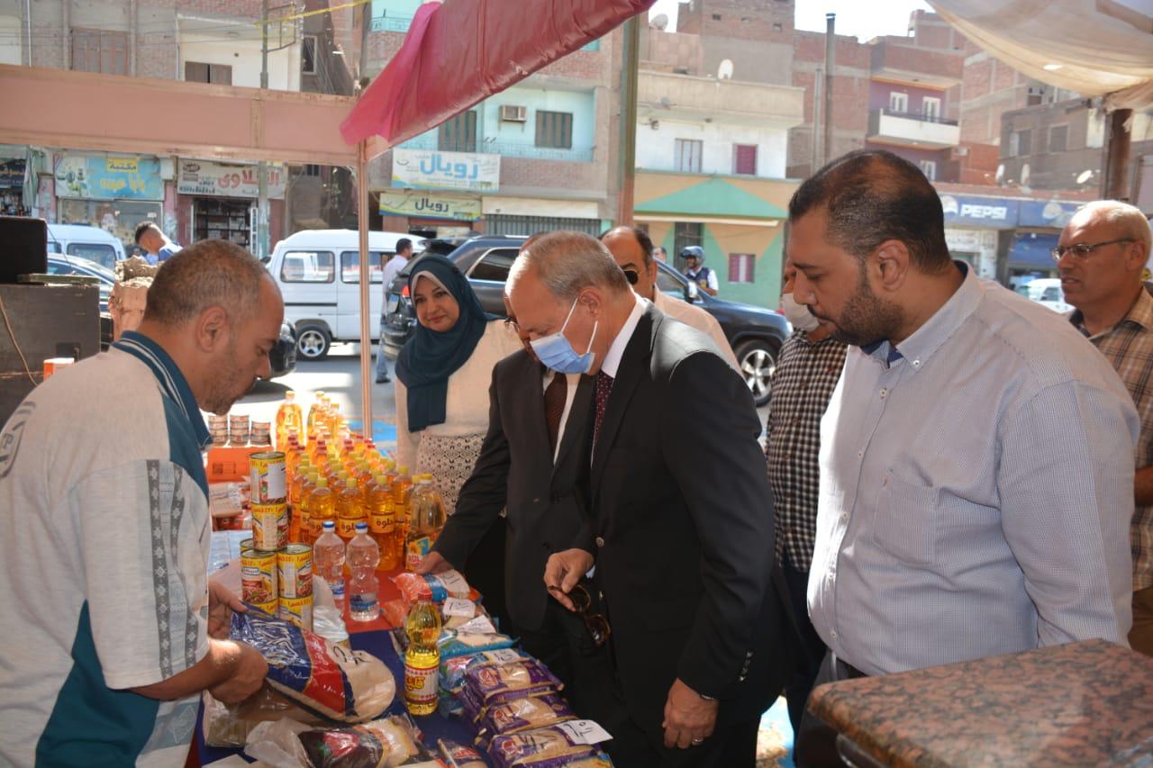 محافظ القليوبية يتفقد معارض ”أهلاً بالعيد” بمنطقة كفر الجزار وشارع فريد ندا بمدينة بنها للإطمئنان على توافر السلع الغذائيه ومستلزمات عيد الأضحى المبارك
