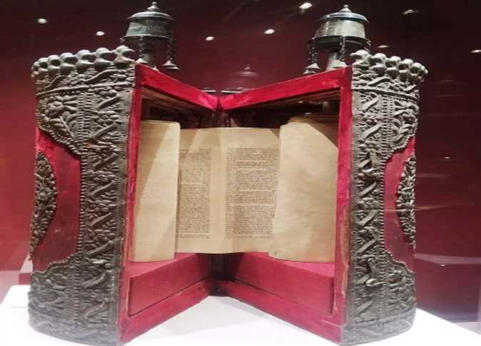 مصحف عثمانى وأيقونة لقديسين وصندوق لحفظ التوراة بمتحف الغردقة